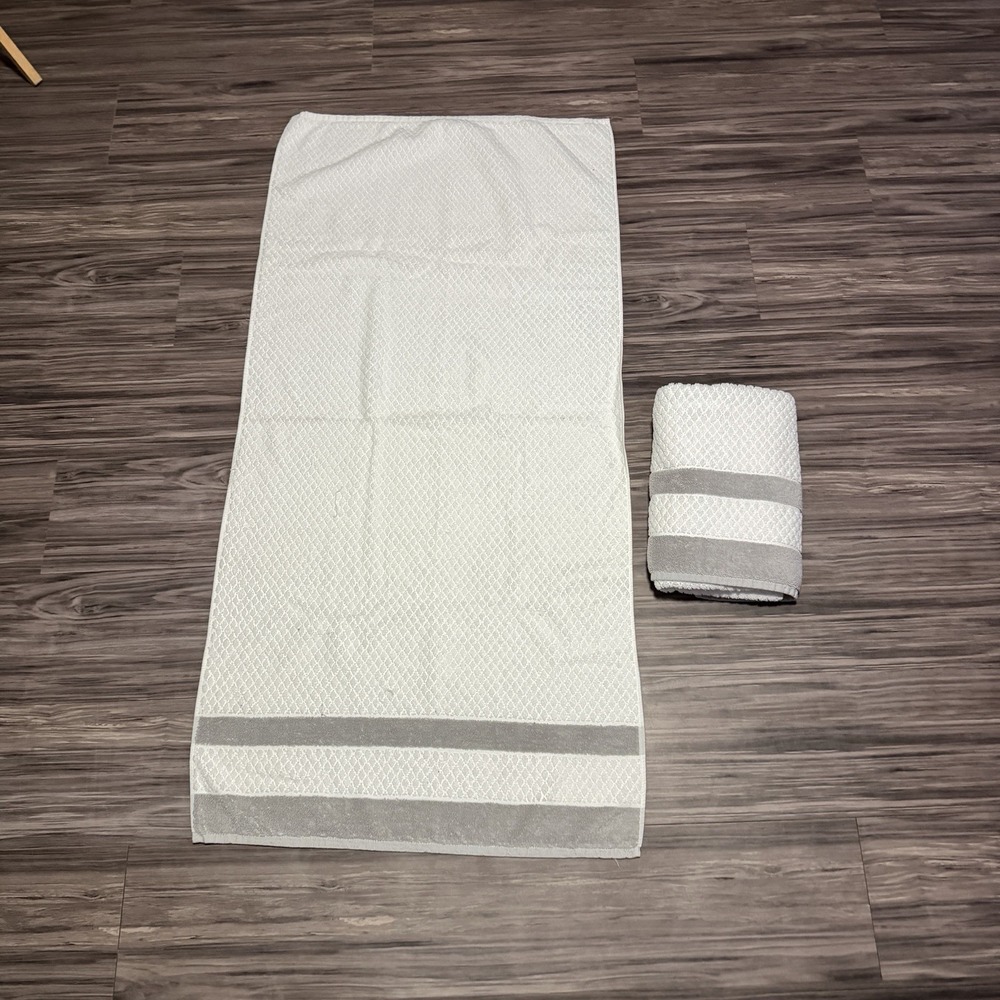 Set Of 2 Gray White Striped Bath Towels Minimalist Airbnb Preppy Soft Comfy